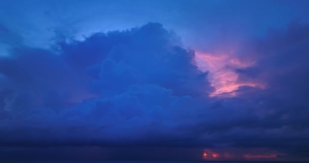 Изумительный Красочный Свет Сквозь Фиолетовое Облако Неба Закате Серый Цвет — стоковое видео