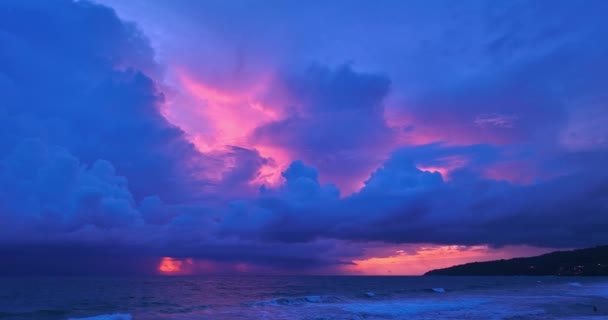 Gün Batımında Mor Bulut Gökyüzünde Inanılmaz Renkli Bir Işık Gradyan — Stok video