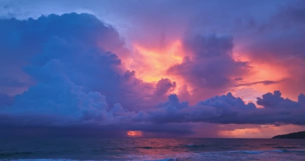 Fantastiska Färgglada Ljus Genom Lila Moln Himlen Vid Solnedgången Gradient — Stockvideo