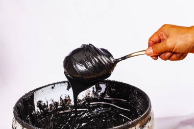 Kumaş tişörtler ve diğer malzemelerde baskı için mürekkep ya da boya.