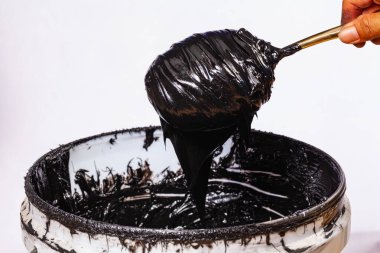 Kumaş tişörtler ve diğer malzemelerde baskı için mürekkep ya da boya.