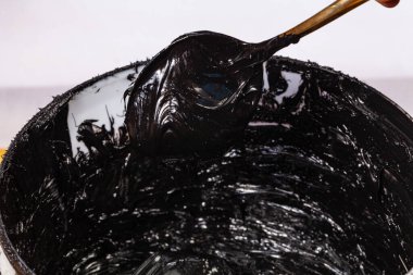 Kumaş tişörtler ve diğer malzemelerde baskı için mürekkep ya da boya.