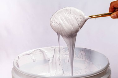 Kumaş tişörtler ve diğer malzemelerde baskı için mürekkep ya da boya.