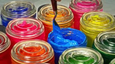 Kullanmadan önce mavi boyayı cam kavanozda karıştırmak için bir mala kullanın. Bu renk pigmentinin karışıma eşit olarak dağılmasına yardımcı olur, böylece ürün boyunca eşit renk elde edilir..