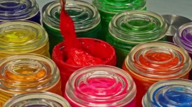 Karıştırıcı kırmızı renk. Küreyi berrak bir cam şişede karıştırmak için bir mala kullanın. İnce renkler birbirine karışarak güzelliğin eşsiz bir karışımını oluşturdu. Ürün boyunca eşit renkte aşağılayıcı..