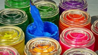 Kullanmadan önce mavi boyayı cam kavanozda karıştırmak için bir mala kullanın. Bu renk pigmentinin karışıma eşit olarak dağılmasına yardımcı olur, böylece ürün boyunca eşit renk elde edilir..