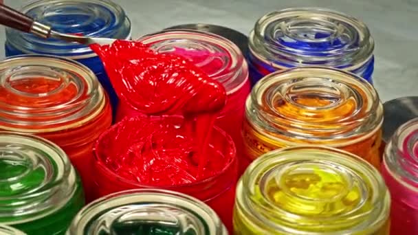 Перемішуючи Червоний Колір Використовуйте Зубчик Щоб Перемішати Масу Прозорій Скляній — стокове відео