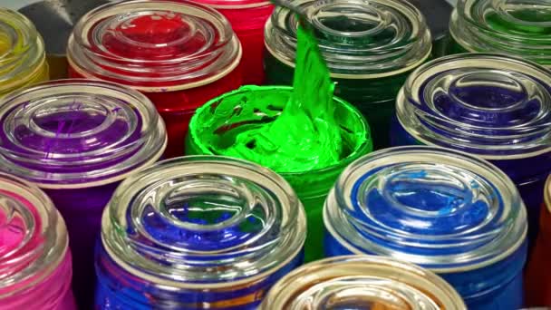 Використовуйте Зубчик Перемішування Зеленої Фарби Скляній Банці Допомагає Рівномірно Розподілити — стокове відео