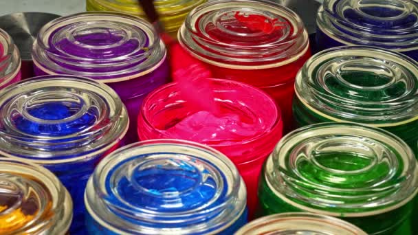 使用する前にガラス瓶にピンクのペンキをかき混ぜるためにタオルを使用して下さい これは混合物全体に色の顔料を均等に分配するのを助け プロダクト全体に色をもたらします — ストック動画