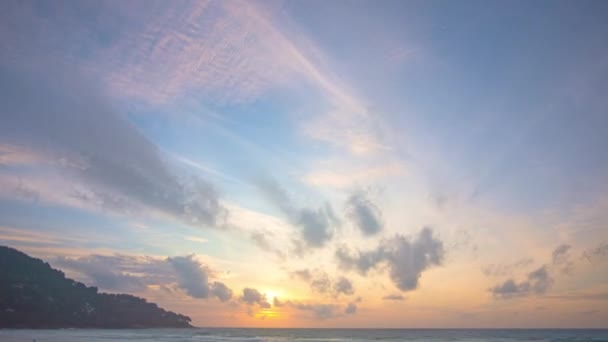 Lapso Tiempo Brillantes Nubes Colores Cielo Increíble Atardecer Sobre Mar — Vídeos de Stock