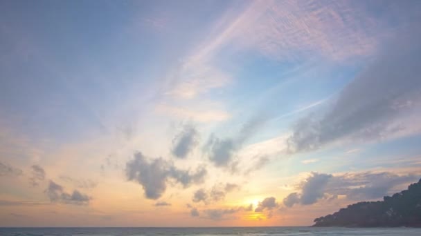 Zeitraffer Helle Bunte Wolken Himmel Bei Sonnenuntergang Über Dem Meer — Stockvideo