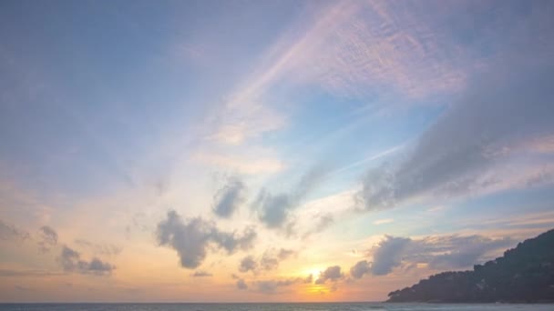 Zaman Denizin Üzerinde Gün Batımında Inanılmaz Gökyüzünde Parlak Renkli Bulutları — Stok video