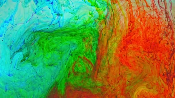 Copos Polvo Colores Disueltos Agua Extiende Lentamente Cuando Mezcla Con — Vídeo de stock