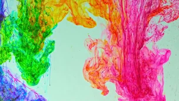 Copos Polvo Colores Disueltos Agua Extiende Lentamente Cuando Mezcla Con — Vídeos de Stock
