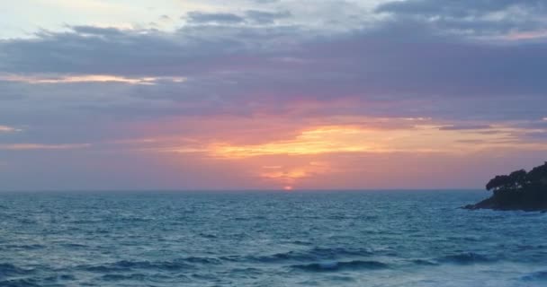 カロンビーチプーケットの明るい日没の空気のエキゾチックなカラフルな空 日没のカラフルなロマンチックな空のシーン グラデーションカラー スカイテクスチャー 自然と旅のコンセプトで明るい夕日を満喫 — ストック動画
