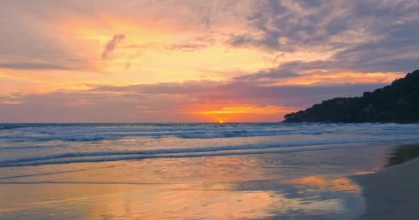 在卡隆海滩的夕阳中 彩霞的天空中 航拍着平滑的浪花 云彩飘扬的浪漫天空的夕阳 美丽的金色天空在日落时分在岛上的自然与旅游理念 — 图库视频影像