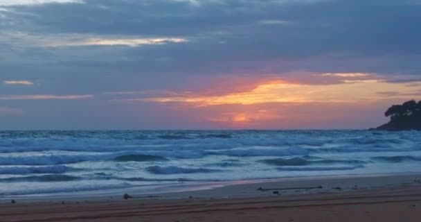 在卡隆海滩的夕阳中 彩霞的天空中 航拍着平滑的浪花 云彩飘扬的浪漫天空的夕阳 美丽的金色天空在日落时分在岛上的自然与旅游理念 — 图库视频影像