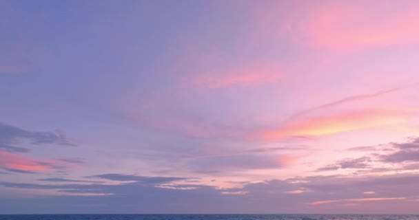 カロンビーチプーケットの明るい日没の空気のエキゾチックなカラフルな空 日没のカラフルなロマンチックな空のシーン グラデーションカラー スカイテクスチャー 自然と旅のコンセプトで明るい夕日を満喫 — ストック動画