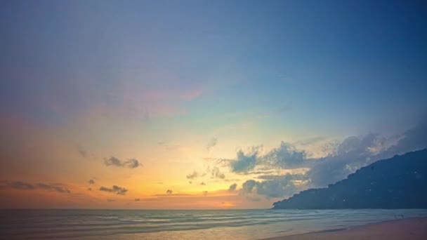 Zeitraffer Der Himmel Bei Sonnenuntergang Wird Von Bunten Wolken Erleuchtet — Stockvideo