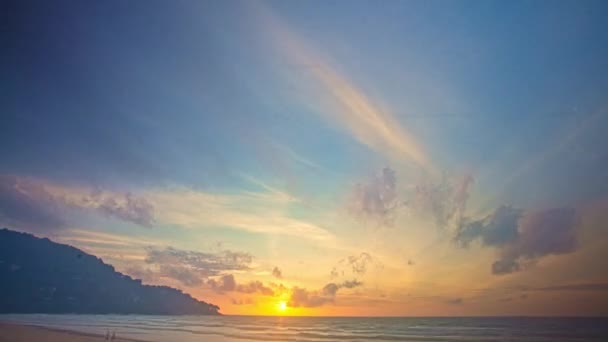 Time Lapse Ουρανός Ηλιοβασιλέματος Φωτίζεται Από Πολύχρωμα Σύννεφα Καθώς Ήλιος — Αρχείο Βίντεο