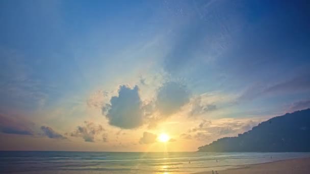 Zeitraffer Helle Bunte Wolken Himmel Bei Sonnenuntergang Über Dem Meer — Stockvideo