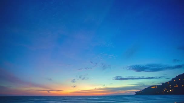 Время Истекает Яркие Красочные Облака Удивительном Небе Закате Над Морем — стоковое видео