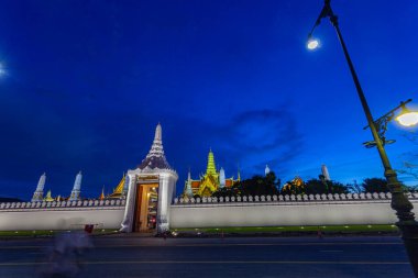 Zümrüt Buda Tapınağı 'nın güzel sarayı Wat Phra Kaew' ın üzerinde güzel bir günbatımı.