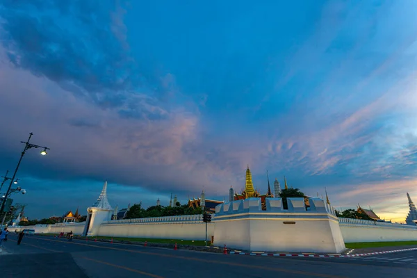 美しい宮殿ワット カウーやエメラルド ブッダの寺院の上の美しい夕日 — ストック写真