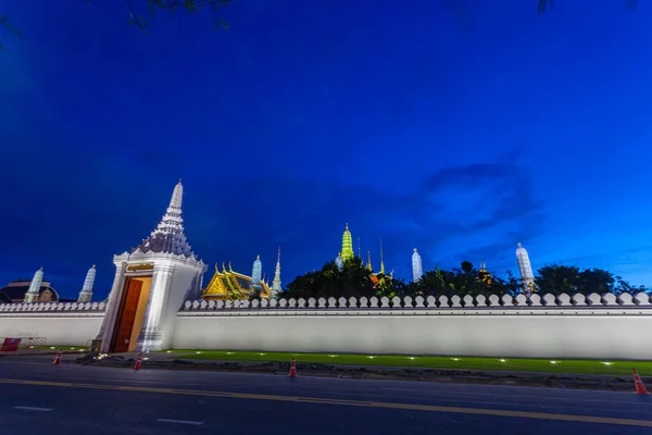 Красивий Захід Сонця Над Прекрасним Палацом Ват Фра Кау Або — стокове фото