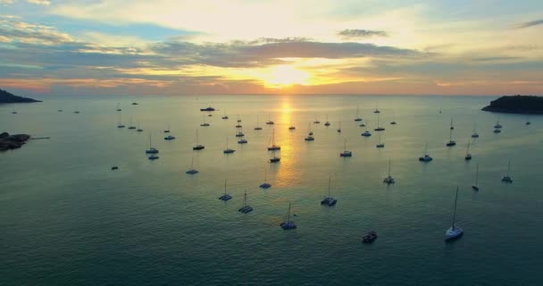 Luftaufnahme Eines Wunderschönen Sonnenuntergangs Über Den Yachten Die Der Kata — Stockvideo