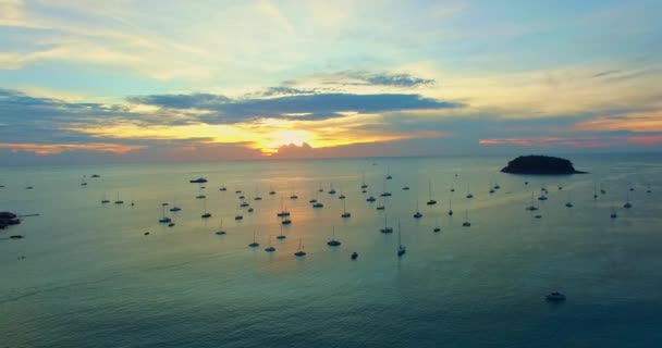 Flygfoto Över Vacker Solnedgång Ovanför Båtarna Förtöjda Kata Bay — Stockvideo