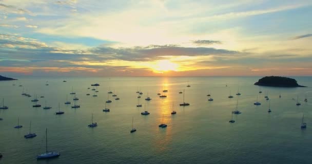 Widok Lotu Ptaka Piękny Zachód Słońca Nad Jachtami Zacumowanymi Zatoce — Wideo stockowe
