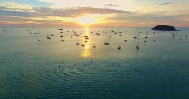 カタベイに装着されたヨットの上の美しい夕日を眺める空撮 — ストック動画