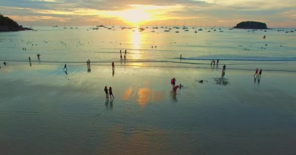 Vedere Aeriană Unui Apus Soare Frumos Deasupra Plajei Turiști Iahturi — Videoclip de stoc