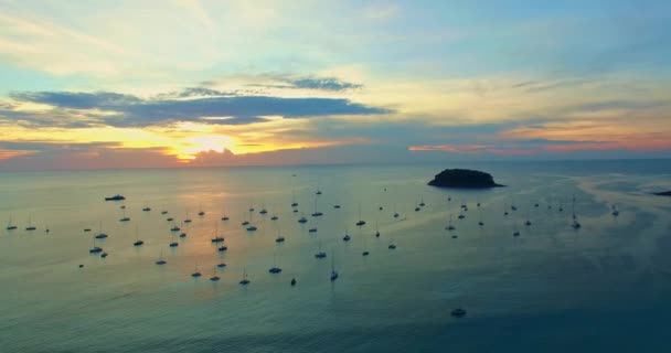Luchtfoto Van Een Prachtige Zonsondergang Boven Jachten Afgemeerd Kata Bay — Stockvideo