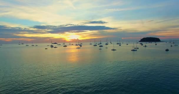 Vue Aérienne Magnifique Coucher Soleil Dessus Des Yachts Amarrés Dans — Video