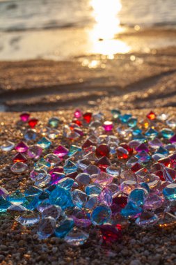 Sahilde renkli elmaslar