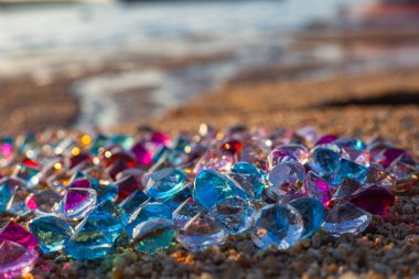 Sahilde renkli elmaslar