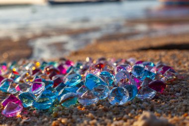 Sahilde renkli elmaslar