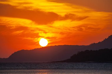 Adanın üzerinde gündoğumunun inanılmaz sarı gökyüzü