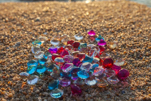 Sahilde renkli elmaslar