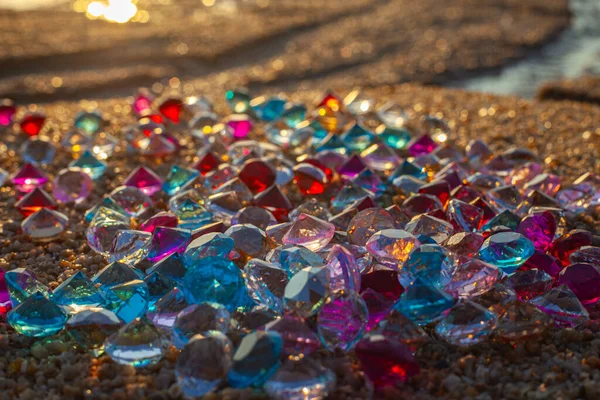 Bunte Diamanten Strand Verstreut Die Sonne Glitzerte Von Den Facetten — Stockfoto