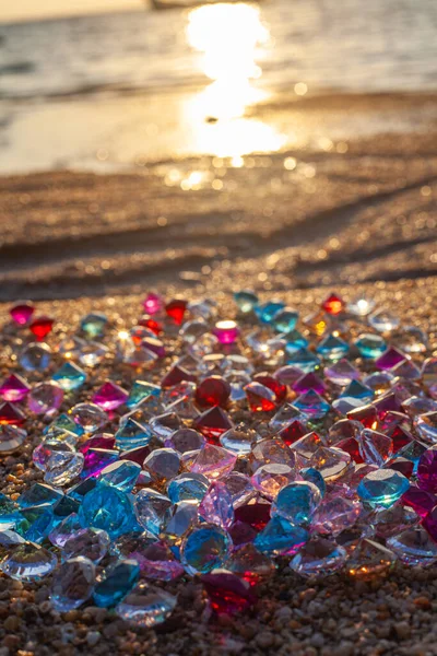Sahilde renkli elmaslar