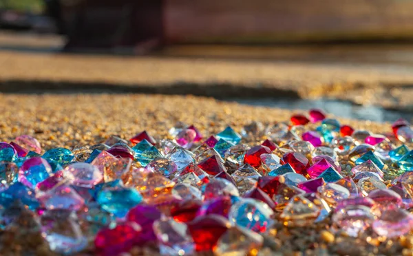 Sahilde renkli elmaslar