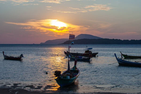 Increíble Cielo Amarillo Del Amanecer Sobre Isla Barcos Pesca Aparcamiento —  Fotos de Stock