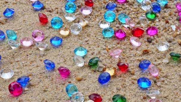 一个撒满五彩缤纷的钻石的海滩 — 图库视频影像