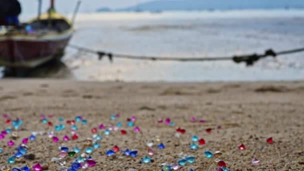 Abbondanza Diamanti Colorati Sparsi Sulla Spiaggia — Video Stock