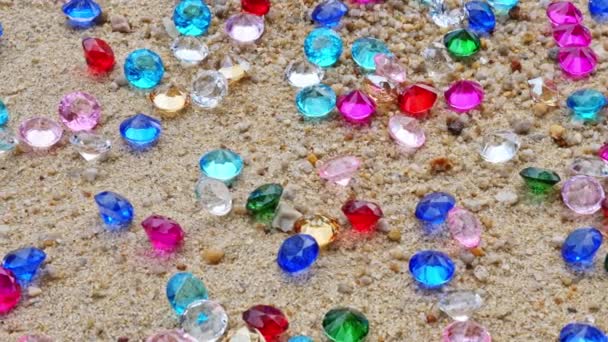 Diamanti Colorati Che Cadono Sulla Spiaggia — Video Stock