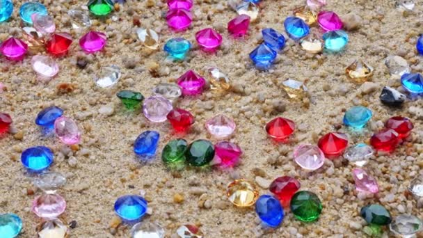 Diamanti Colorati Sulla Spiaggia — Video Stock