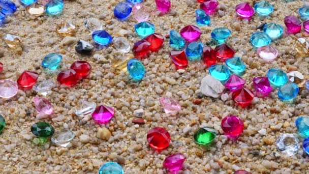 Разбросанные Пляжу Разноцветные Бриллианты — стоковое видео